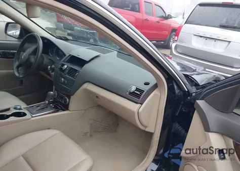 2009 Mercedes-Benz C 300 Luxury 4Matic z USA, uszkodzony, nr VIN WDDGF81X29F230825